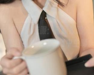 Bangni邦尼的校服：最新原图，还是很爱把自己拍得像个高中生啊。