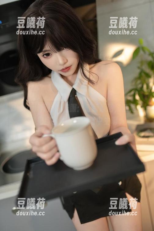 Bangni邦尼的校服：最新原图，还是很爱把自己拍得像个高中生啊。