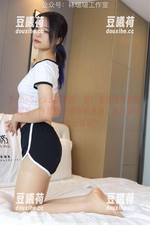 BoBoSocks袜啵啵 - 看！免费图包里的小甜豆，jk制服穿得毫不费劲，简直是吧……怎么说呢？