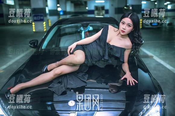 GIRLT果团网-钟紫怡 GIRLT果团网 - 钟紫怡在私拍里演绎连衣裙,图集的每一张都是画风突变的快乐!