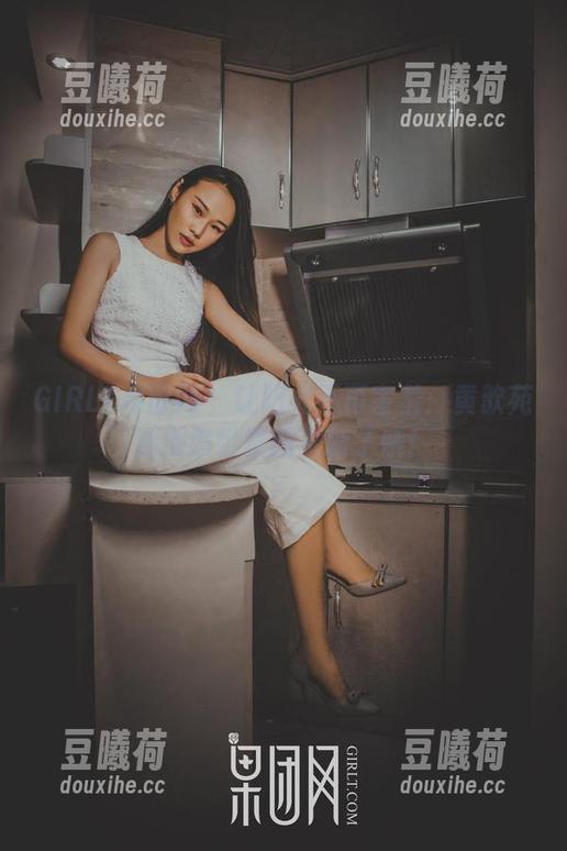 GIRLT果团网 - 让阳光不再害羞：黄歆苑泳池缤纷套图更新了哦！