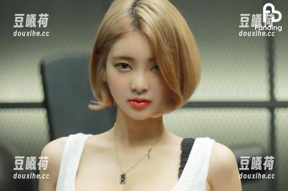 Hyoyeon(김효연)的短裙最新合集，打破了我对现实的想象力！