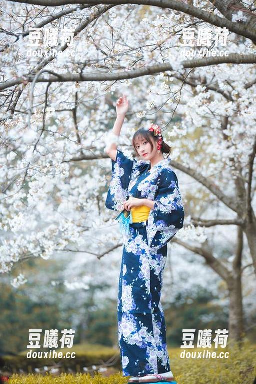 当Luisa_零纱与黑枪呆相遇：写真图册充满了点点滴滴的微妙。