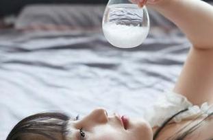 MiiTao蜜桃社 - 图片里的Lra，穿对了高跟鞋，结果……好吧，真是个挑战！