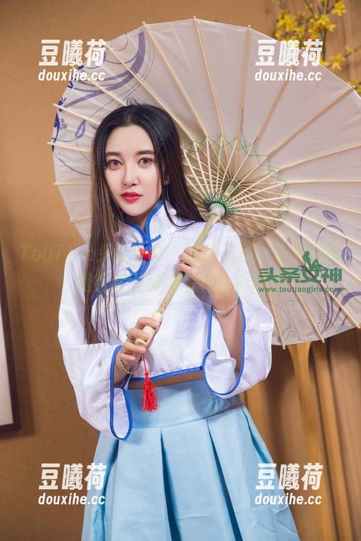 TouTiao头条女神 - 高清入镜，李思彤的眼镜背后藏着怎样的小风景