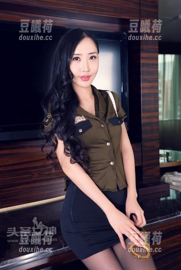 TouTiao头条女神 - 于是，我在潘朵拉的空姐作品原图中陷入恍惚，竟有点想加入她的航班。