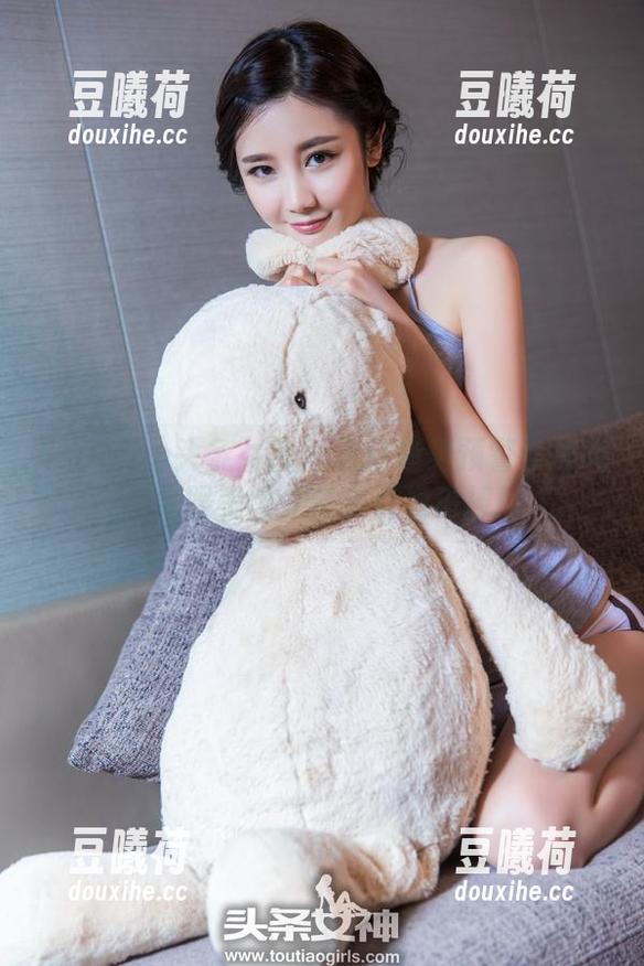 TouTiao头条女神-莫晓希 TouTiao头条女神 - 流行趋势预警!莫晓希礼服美图分享会引发追捧!