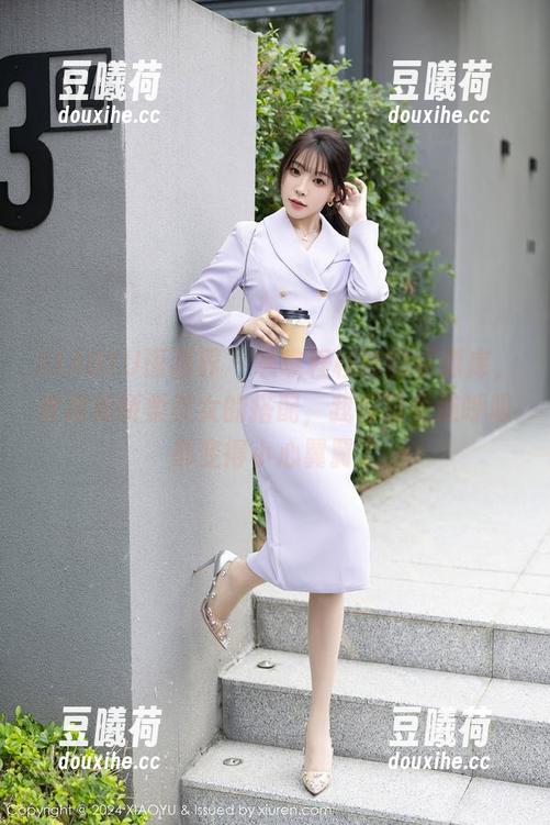 XIAOYU语画界 - 瞧瞧程程程的资源库，皮裙和娇柔美女的搭配，我在这里连呼吸都变得小心翼翼了