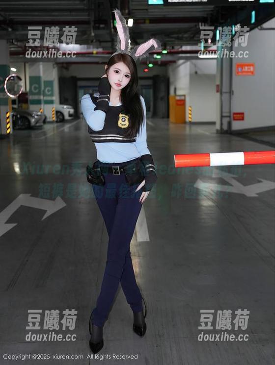 Xiuren秀人网-卓君Jeanes Xiuren秀人网 - 卓君Jeanes的私拍,短裤是她的最佳搭档,咋回事儿?