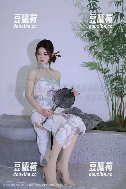 Xiuren秀人网 - 分享就是阿朱啊的图包，正好在流行的棉袜界刷一波存在感。