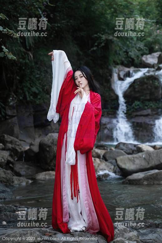 Xiuren秀人网 - 江露露的粉色写真集，无数道柔光交汇的地方，精选作品中总有种静谧又挑逗的气息。