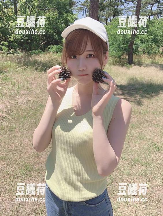 けん研(けんけん)那一套纯白的衣服，明明是初冬却给我春天的错觉，真有趣。
