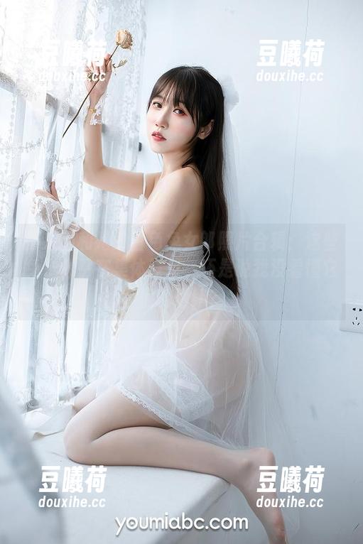 不呆猫 不呆猫和她的白色兔女郎照片合辑:这些兔子似乎在集体发呆,还是说我没看懂它们的情绪?