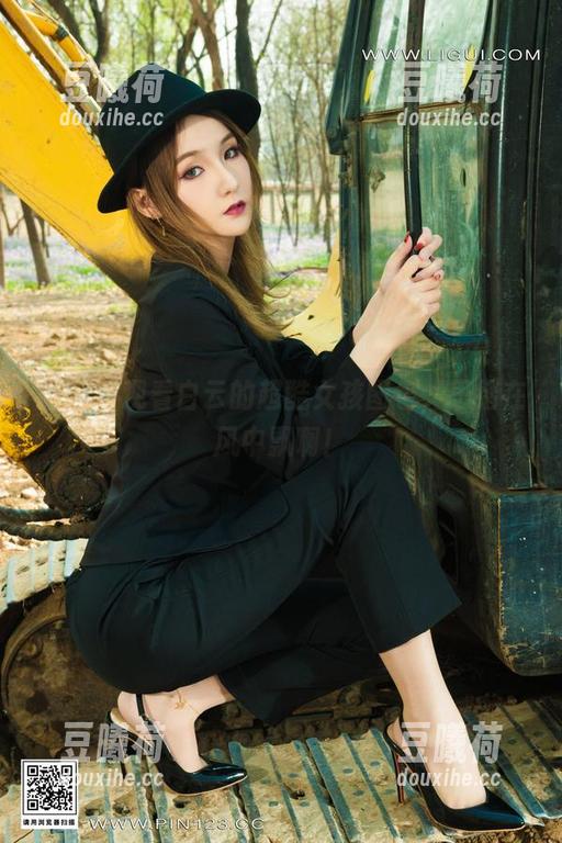 丽柜 - 观看白云的超酷女孩图包，思绪在风中飘啊！