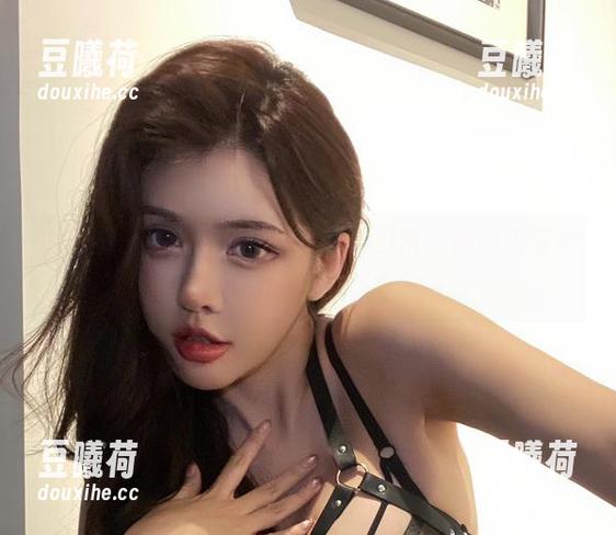 微密圈 - 精选图集：于芷晴的日常，邂逅人与沙发之间的微妙平衡！