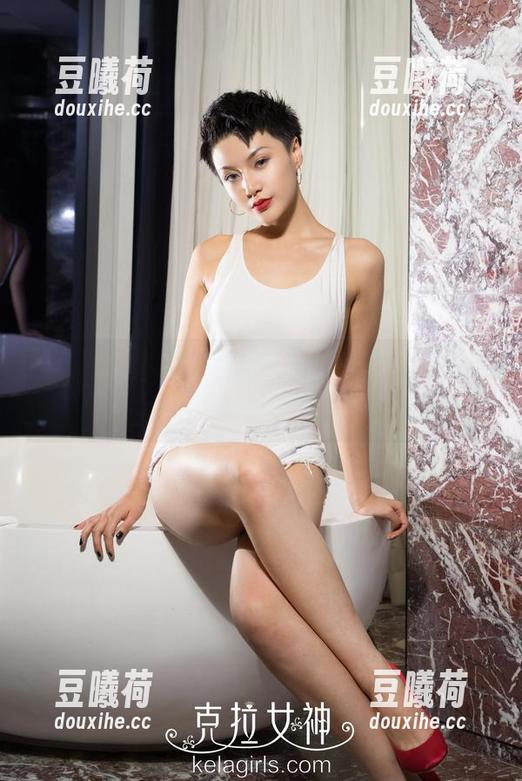 克拉女神 - 翻翻百琳的写真集，看她如花似玉的样子，原图里还隐藏了哪些期待？