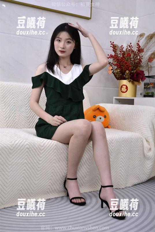 初夏女神 - 依依图集：穿家教工装也能高跟鞋优雅走一遭！