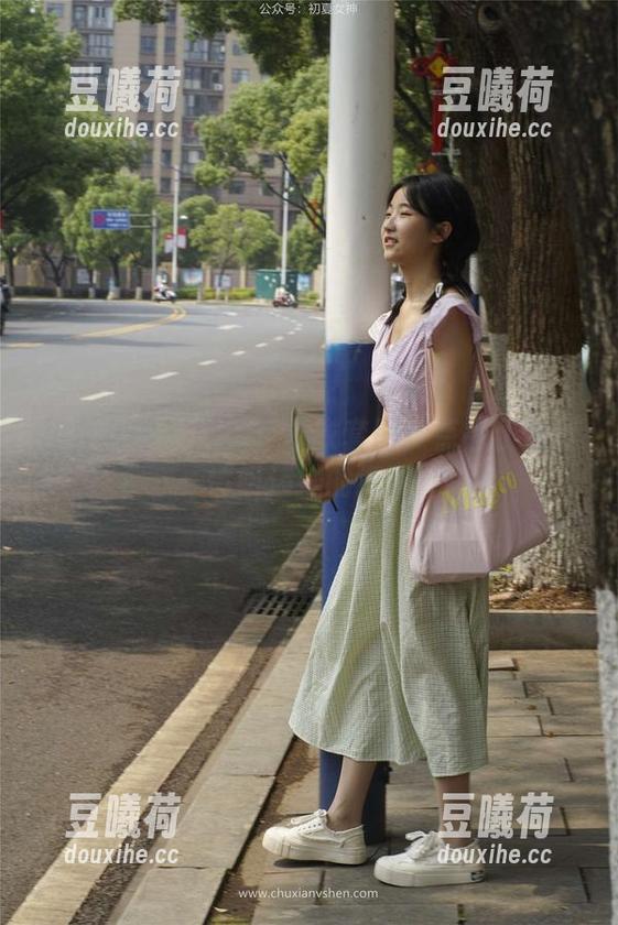 初夏女神 - 无圣光睡衣套图：点点正在尽情阐述她的道理