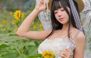 在咬一口兔娘的居家cos中，装扮和慵懒似乎有种莫名的和谐