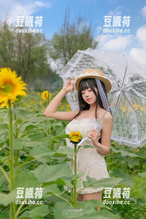 在咬一口兔娘的居家cos中，装扮和慵懒似乎有种莫名的和谐