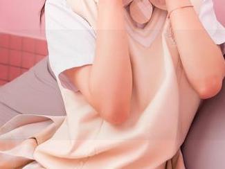 嗲囡囡 - 这应该是高清写真，模特YOYO穿的一身秘书装竟然让我想起了…呃，你懂的。