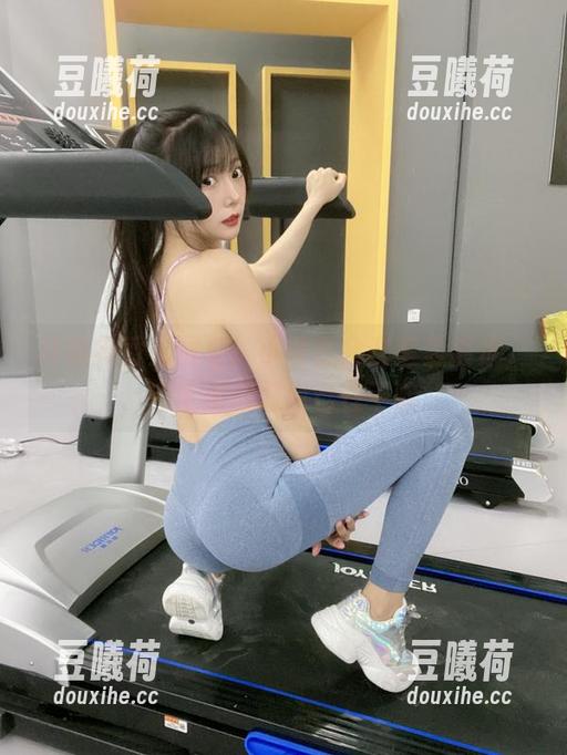 坏露露香宝图包！小露在会议室里踱步，完全没想好自己在干嘛