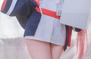在夏夏子的套图里，JK与花嫁愉快地聊天，画面萌萌哒！