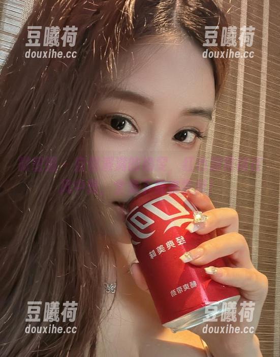 微密圈 - 自信满满的奶雯，红色漏背裙在风中舞，全集下载来尝鲜！