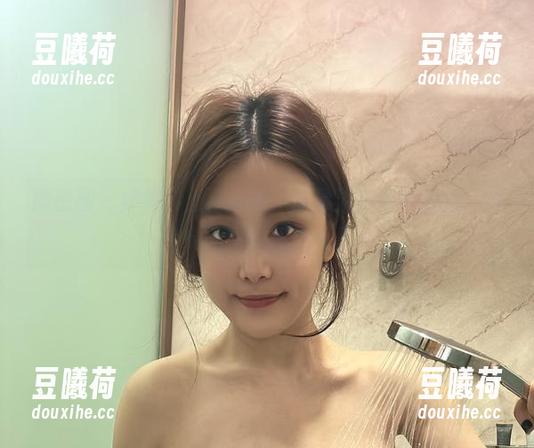 奶雯 微密圈 - 奶雯穿上黑皮裙,高清显得恰到好处,图库中的风情别具一番。