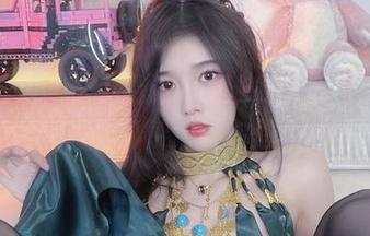 游泳池边,小小奶瓶儿的泳衣图集,别说我没提醒你,可能会让你想入非非。