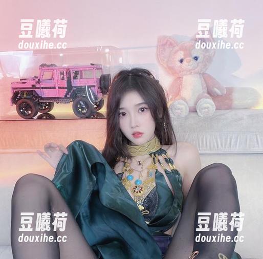 游泳池边，小小奶瓶儿的泳衣图集，别说我没提醒你，可能会让你想入非非。