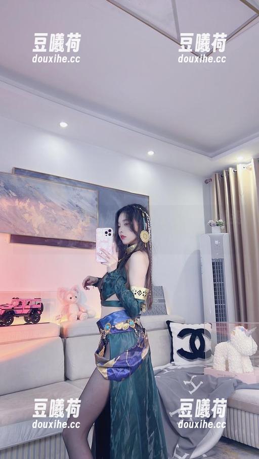 赶紧分享！小小奶瓶儿的白色蕾丝，让我都想变身成她的角色。