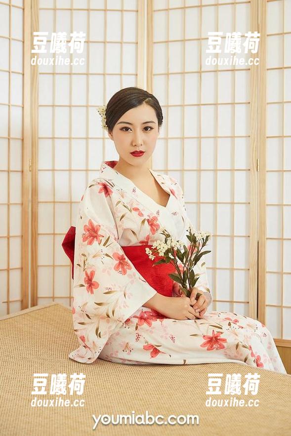 尤蜜荟 - 最新图库大揭密：“合法萝莉”制服装扮，有点太诱惑了吧！