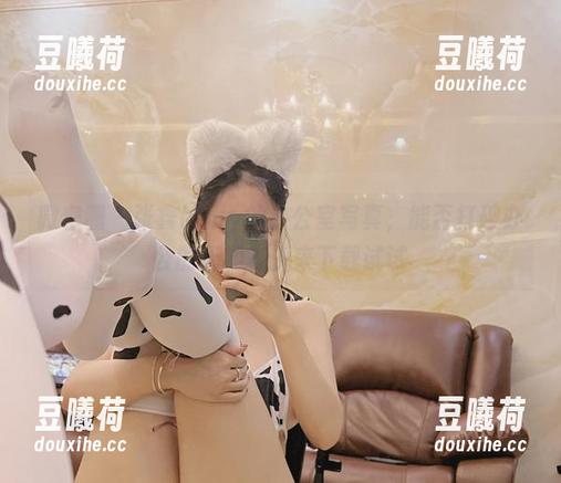 微密圈 - 张鑫baby的办公室写真，能否打破办公的无趣？快来下载试试
