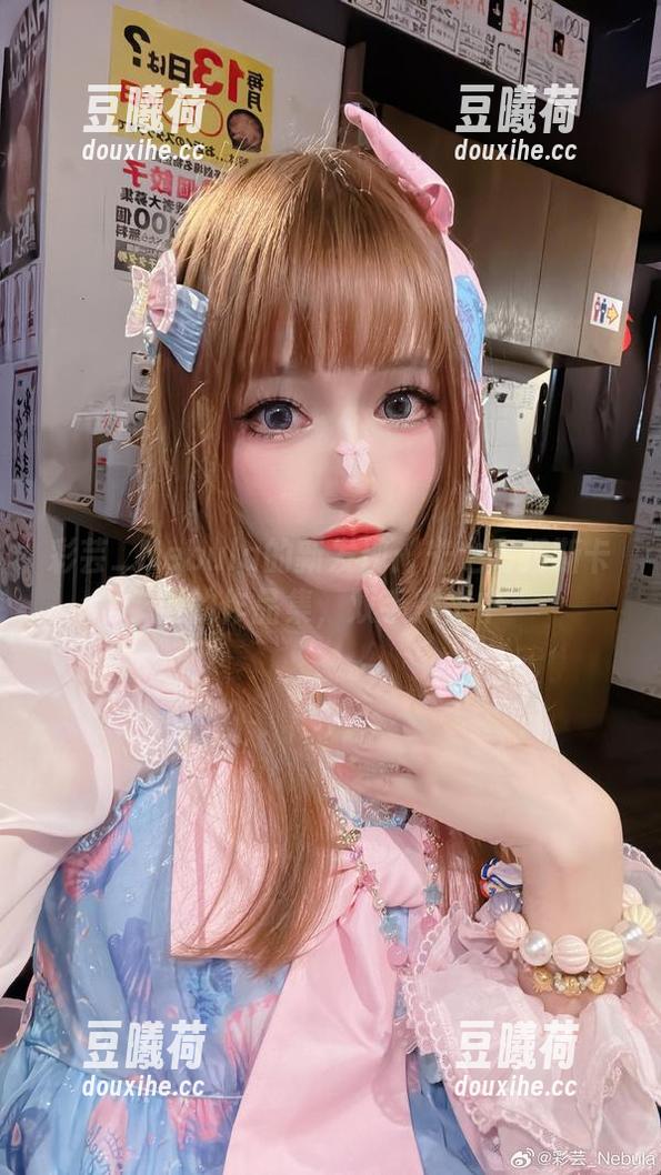 彩芸_Nebula的新发现：光之高扬斯卡娅的作品集，双手赞美中