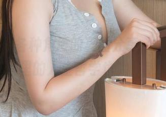 推女神 - 各种角度的美图分享，绮里嘉ula在浴室里的人生哲学也太淡定了吧！