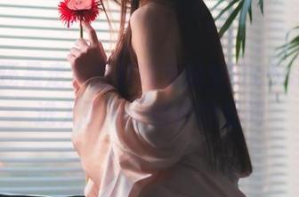 Stay还是走？星野咪兔的浴缸cos让我们进入了一个别样的空间