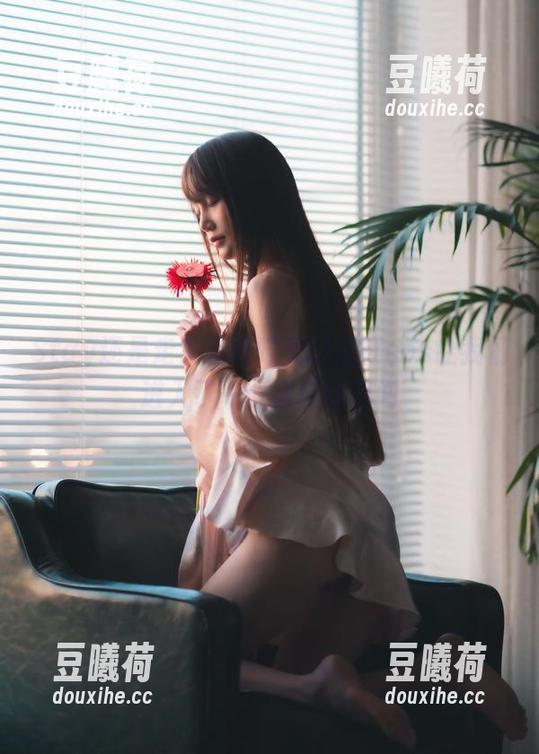 Stay还是走？星野咪兔的浴缸cos让我们进入了一个别样的空间
