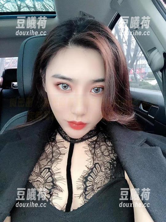 林子喵Lynne 微密圈 - 别光顾着看林子喵Lynne的泳池定制写真,水里有小鱼在催婚!