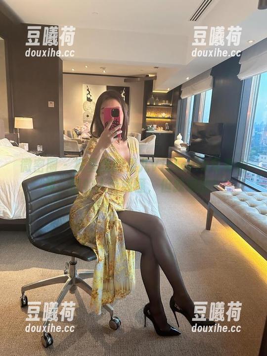 微密圈 - 裤里丝的果儿Victoria写真合集，懂的人自然懂，但我顽固！