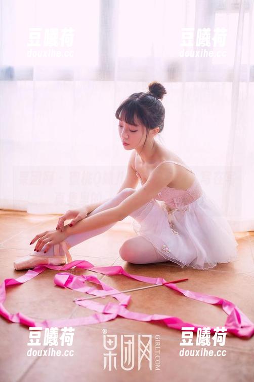 果团网 - 蜜桃Q妹儿吊带好身材，写在写真集里的，都先让你想象。