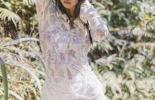 柒柒不可爱只有在无圣光下的黑丝制服中才能获得真正的自由，这图片各有千秋！