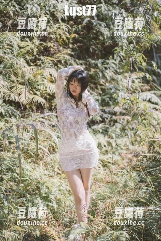 柒柒不可爱只有在无圣光下的黑丝制服中才能获得真正的自由，这图片各有千秋！