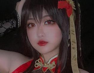 看到椒妮佐仁的比基尼原图时，我的思绪飘到壁纸上的海洋去了！