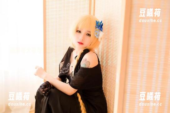 洛丽塔大哥与他的水手服：美图让人脑洞大开，迷离漩涡中…或者说是海风？