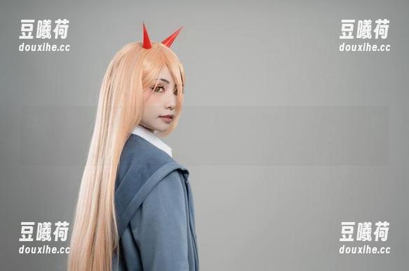 爆机少女喵小吉的写真礼包：艾尔登法环里的随性之美，动作慢吞吞的！