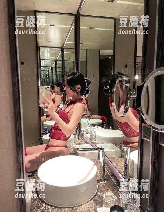 牛奶里的果汁 微密圈 - 水手服私房图集,牛奶里的果汁走的这条路,真的是别具一格。