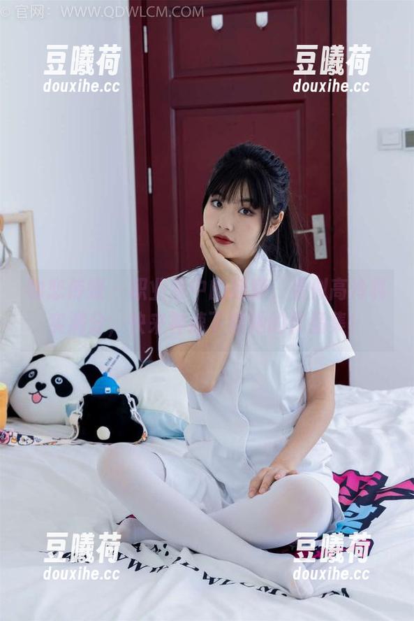 物恋传媒 - 职业装中的婷婷，看似高冷其实满分，快来神速下载她的作品集！