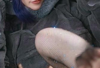 看完狐洛洛子的校服写真更新，我开始怀念自己当年的青春。