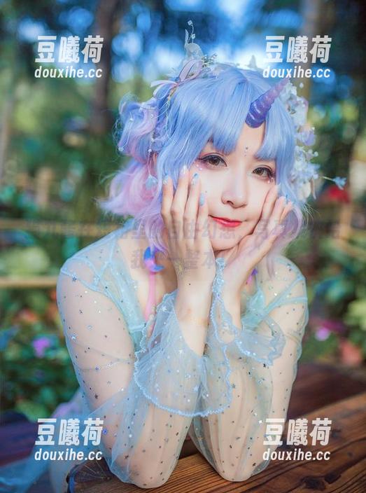 猫九酱在短裙里的自由幻想，写真集快给我来一整本！